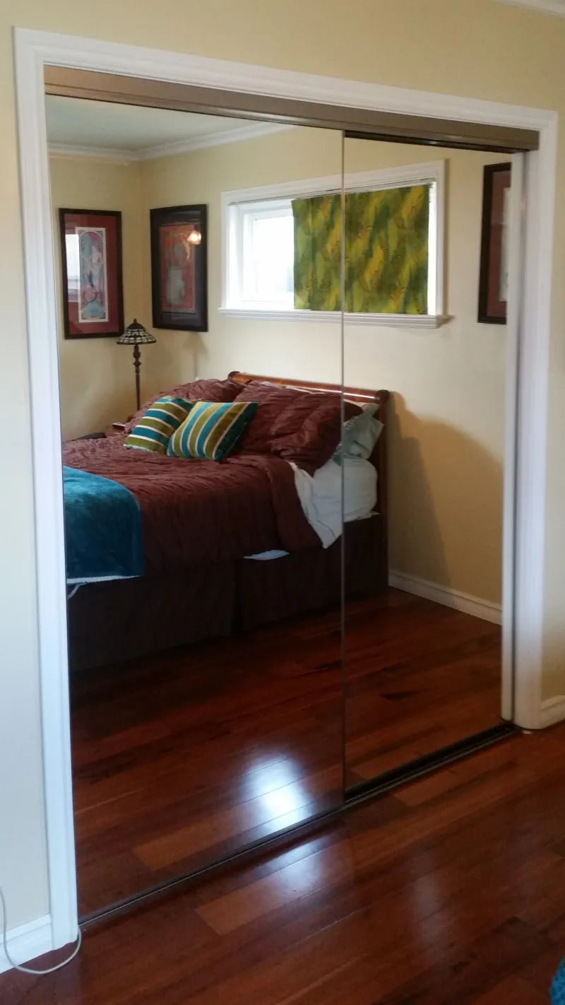 Frameless mirrored closet door