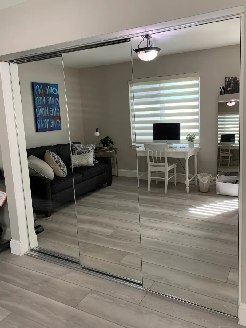 Frameless mirrored closet door