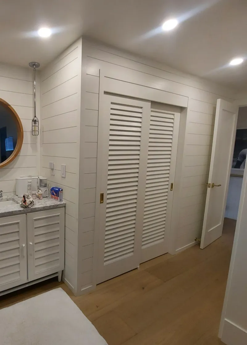 Full louver sliding closet door