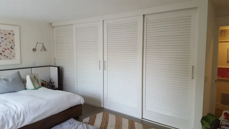 Full louver sliding closet door