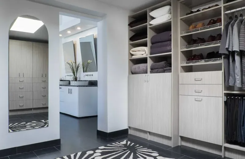 Walk-in closet in concrete flat-panel finish